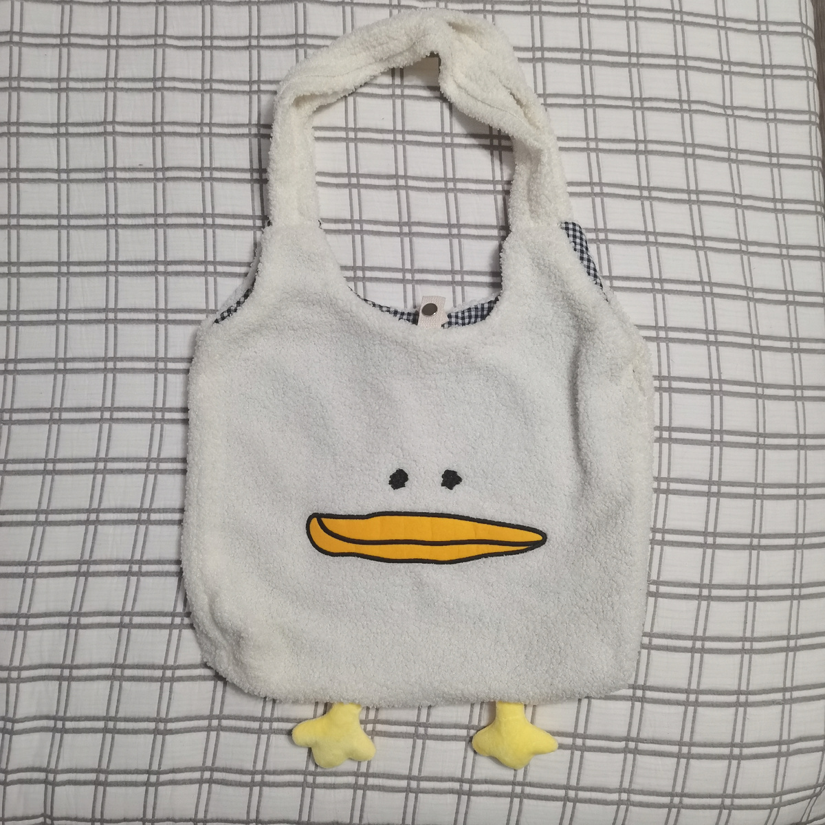 Сумка уже лежит на моей кровати. А так она висела среди рюкзаков почему-то. 