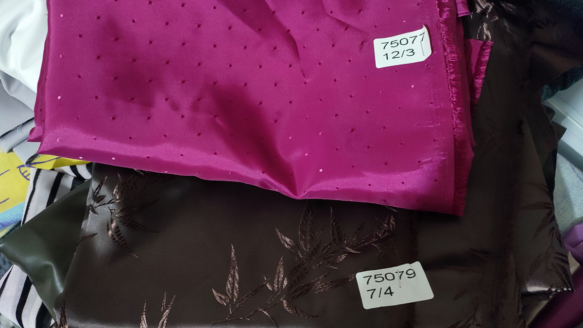 Подклад фуксия, который положили по ошибке.