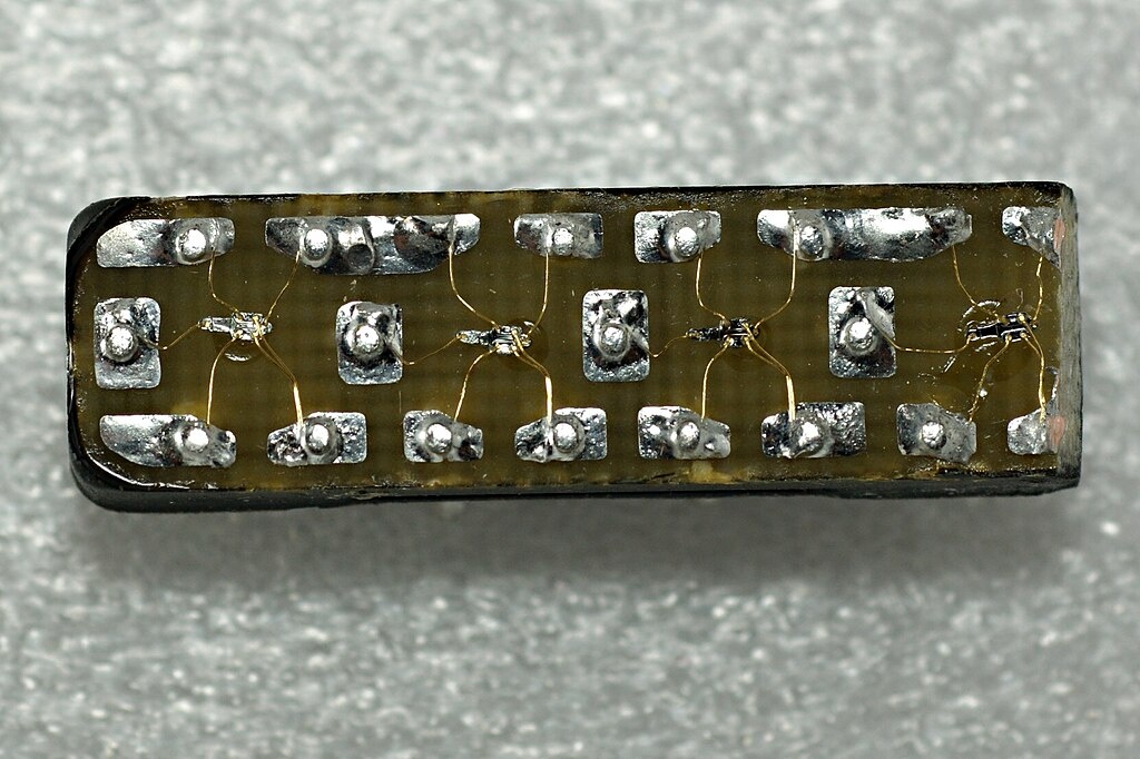 Четыре бескорпусные германиевые интегральные схемы Р12-2 на плате модуля «Квант». Изображение: Kлапауций, CC BY 4.0, commons.wikimedia.org