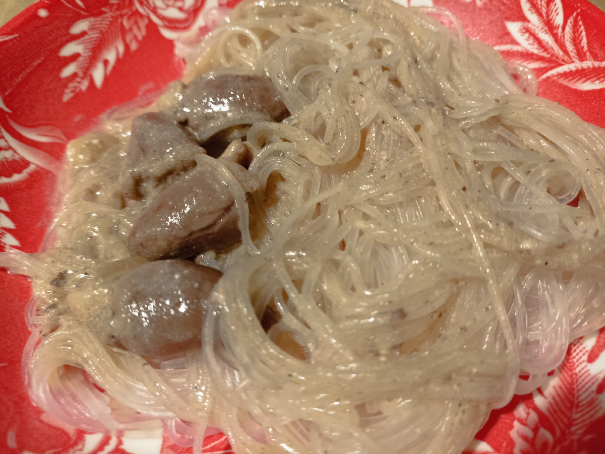 Вариант сервировки блюда: куриные сердечки с фунчезой