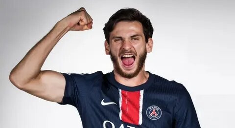 фото Хвичи Кваратсхелии в футболке ПСЖ