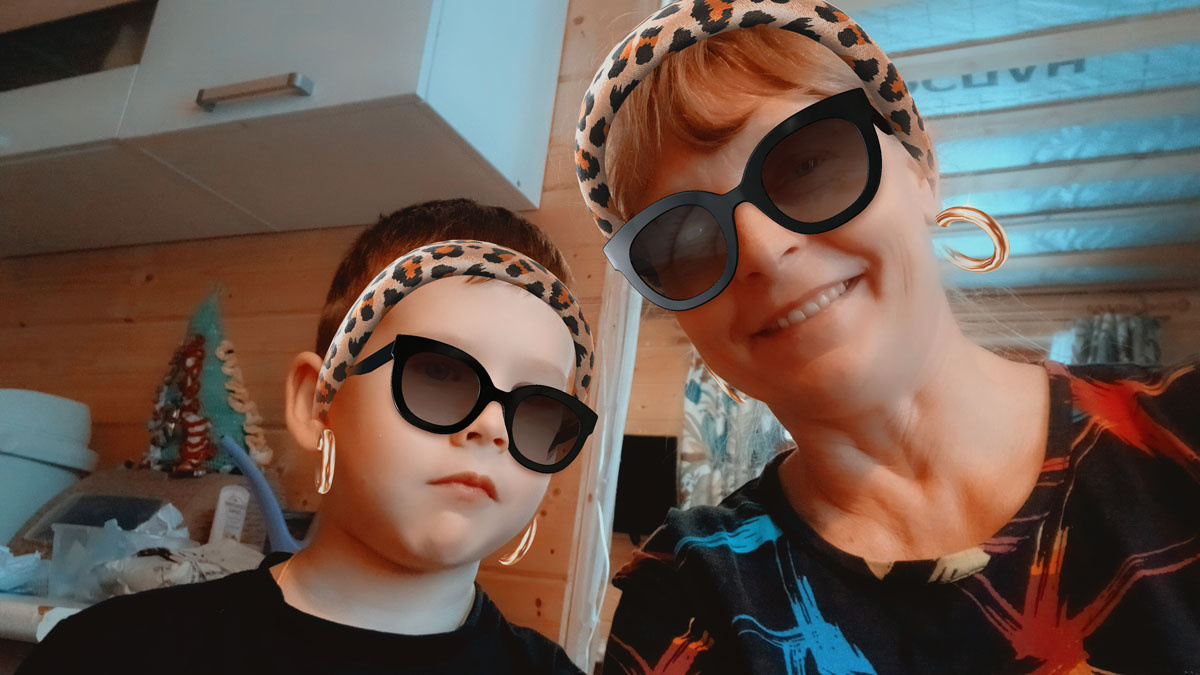 Это мы со внуком Темой дурачимся с фотофильтрами