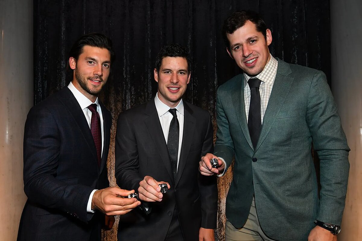 Кристофер Летанг, Сидни Кросби и Евгений Малкин с чемпонскими перстнями