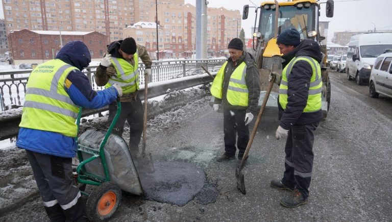    Ямы на дорогах Оренбурга заделывают литой асфальтобетонной смесью Оренбуржье