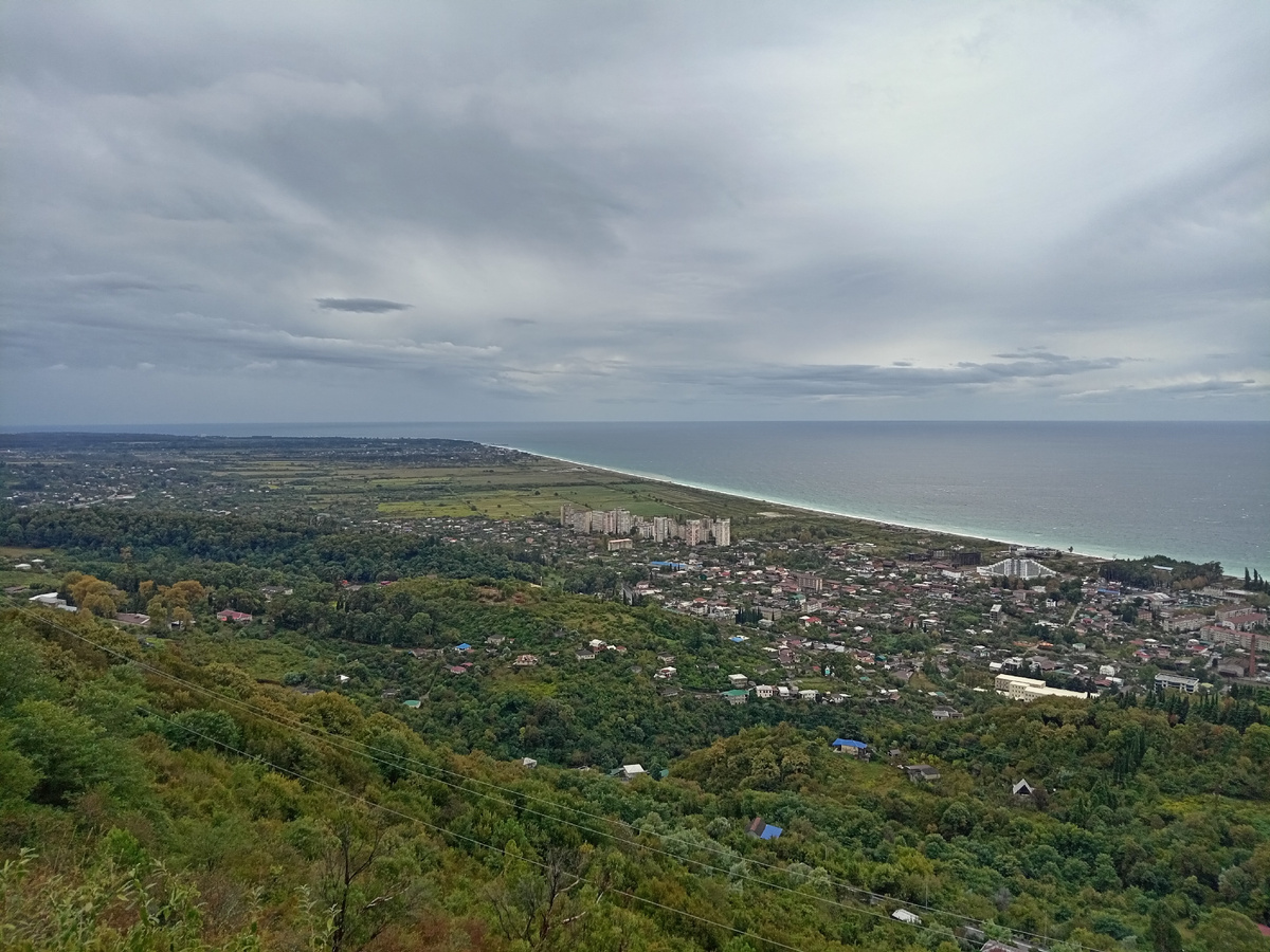Вид на Новую Гагру с высоты смотровой площадки на горе Мамзышха
