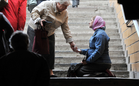 Приёмные родители имеют зарплату, а у родных отбирают детей за нищету.