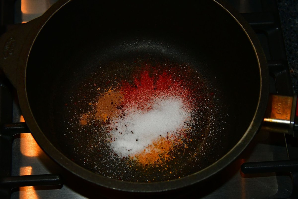 Выкладываем специи на сковороду