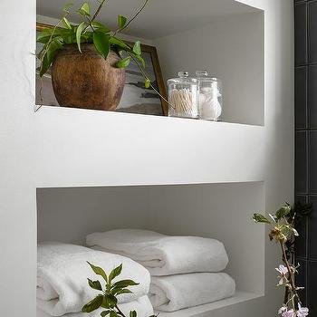 Встроенные шкафы и ниши в ванной комнате: чем они полезны и почему важны