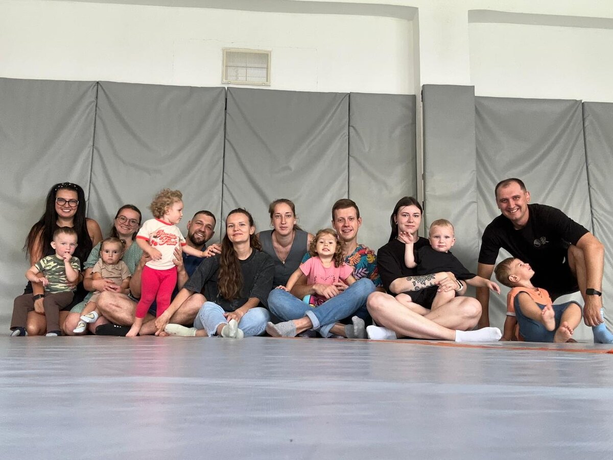 Участники неашего клуба - молодые мамы и папы