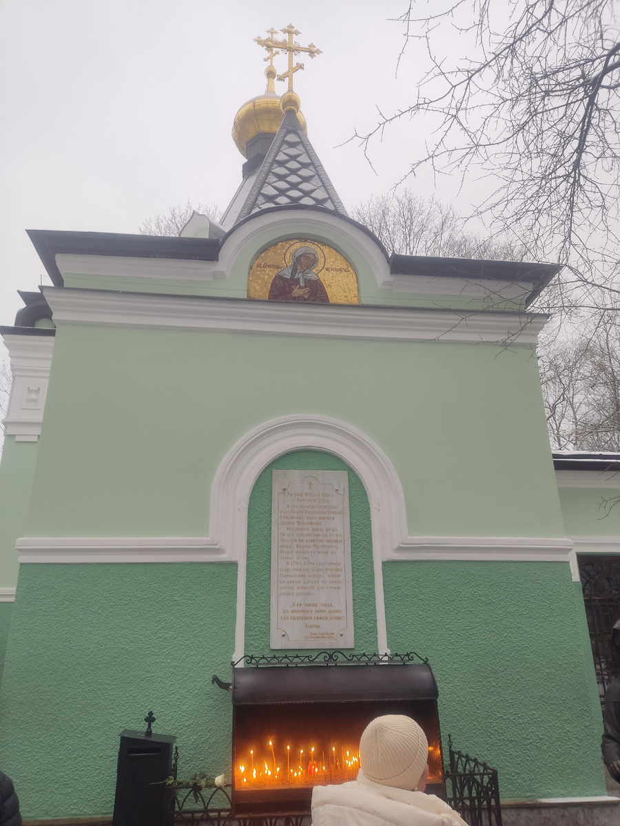 Здесь всегда горят свечи.