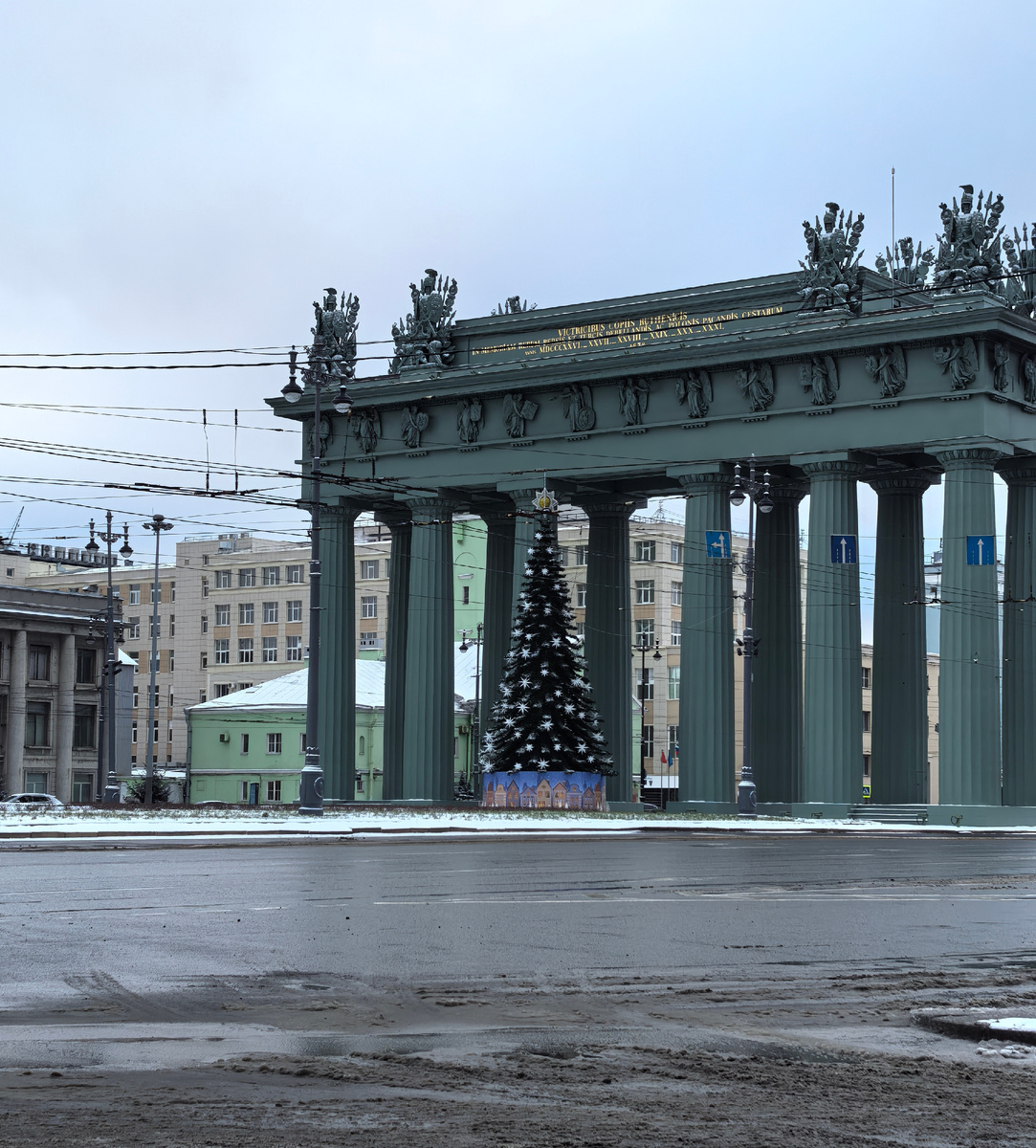 Рядом со станцией метро "Московские ворота".