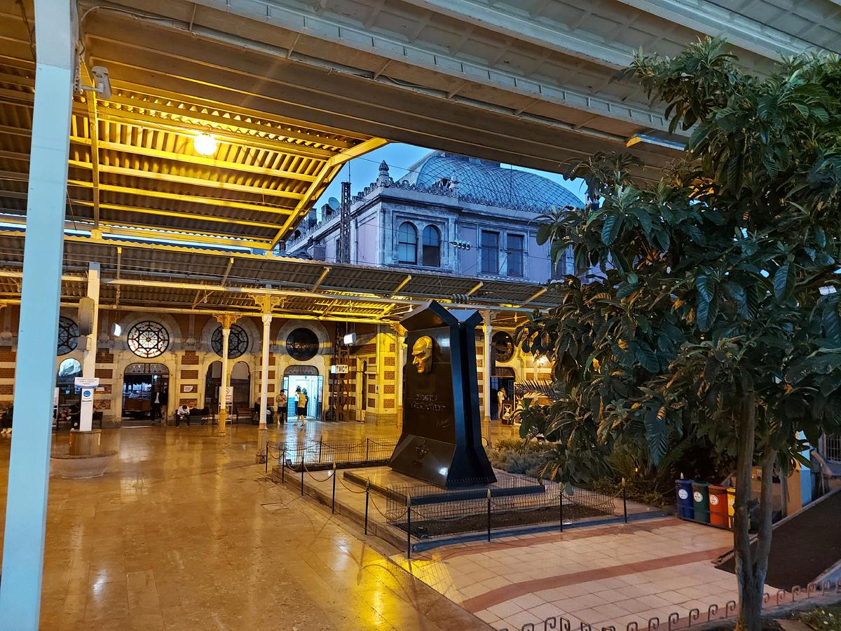 Вокзал Сиркеджи, где находится станция Мармарай.