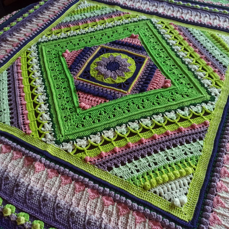 Плед крючком Charlotte's Universe в исполнении Дарьи Насибулиной