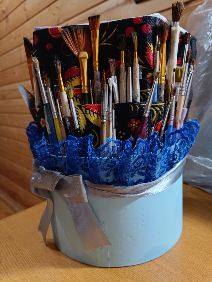 Фото автора. Это мой контейнер с любимыми кисточками.