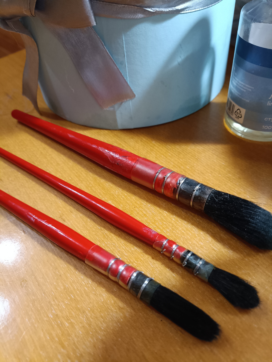 Фото автора. Вот эти кисточки хорошие, щетина плотная, поэтому им уделяю больше внимания при купании.