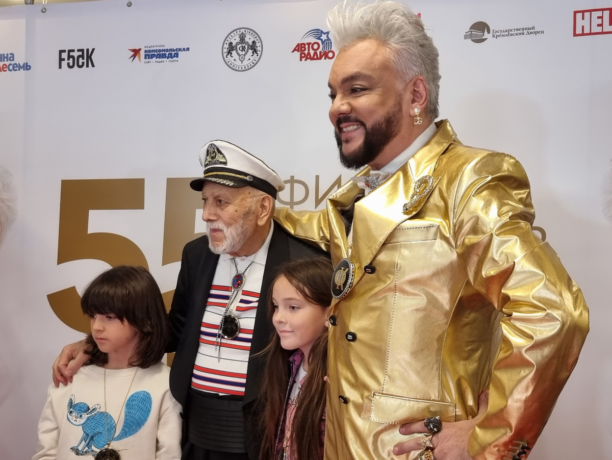 Филипп Киркоров вместе с детьми Аллой-Викторией и Мартином, а также отцом Бедросом Киркоровым. Фото: Феликс Грозданов / Клео.ру