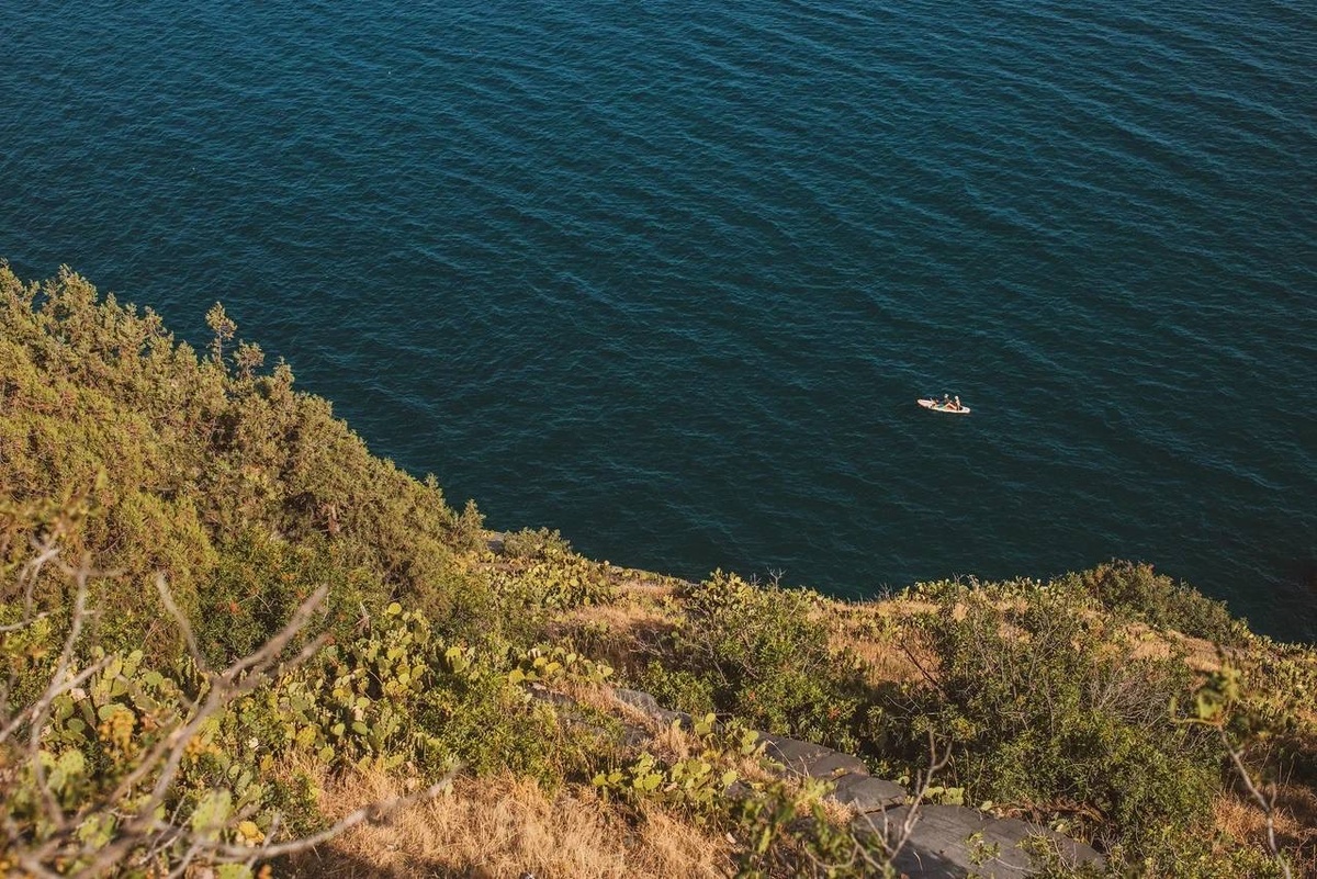 1. Перспектива роста цен

Крым продолжает привлекать внимание как российских, так и зарубежных инвесторов. С каждым годом здесь растет спрос на недвижимость, что способствует увеличению цен. Инфраструктурные проекты, такие как новые дороги, аэропорты и туристические объекты, делают полуостров более доступным и привлекательным для отдыхающих. Это создает отличные условия для роста цен на недвижимость. Инвестируя сейчас, вы можете значительно увеличить свою прибыль в будущем.

2. Преимущества отдыха

Инвестируя в курортную недвижимость в Крыму, вы получаете не только финансовую выгоду, но и возможность наслаждаться собственным отдыхом. Летом вы можете проводить время на своем курорте с семьей и друзьями, а зимой — наслаждаться тишиной и красотой зимнего Крыма. Это идеальный вариант для тех, кто хочет сочетать инвестиции с личными удовольствиями.
