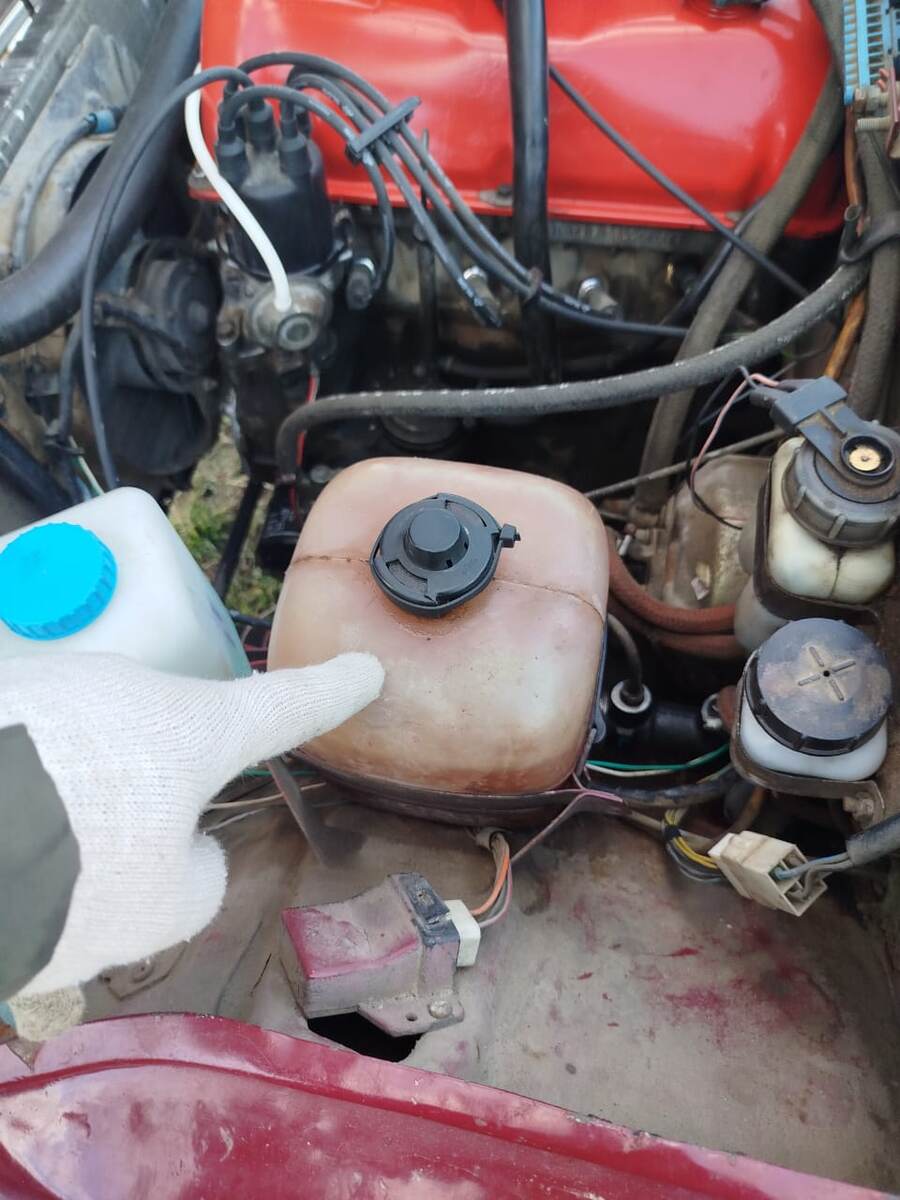 Снимаем ремешок с крючка