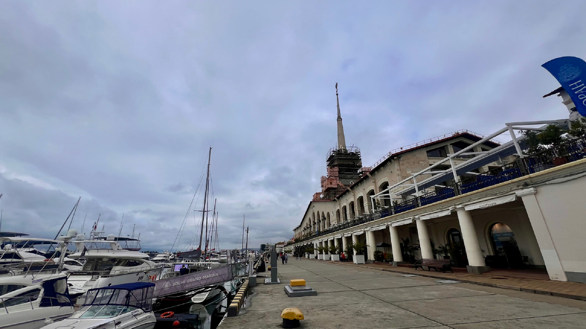 Сочинский порт на реставрации. К сезону, наверное, доделают 😊