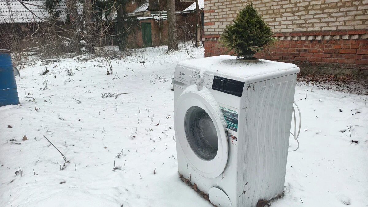 Стиралка сломалась - месяц пытался починить, 3 копейки скроить. Да все одно: кредит пришлось на новую брать.