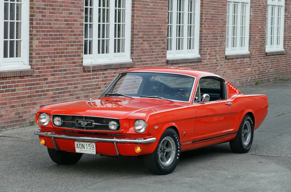 Ford Mustang первого поколения.