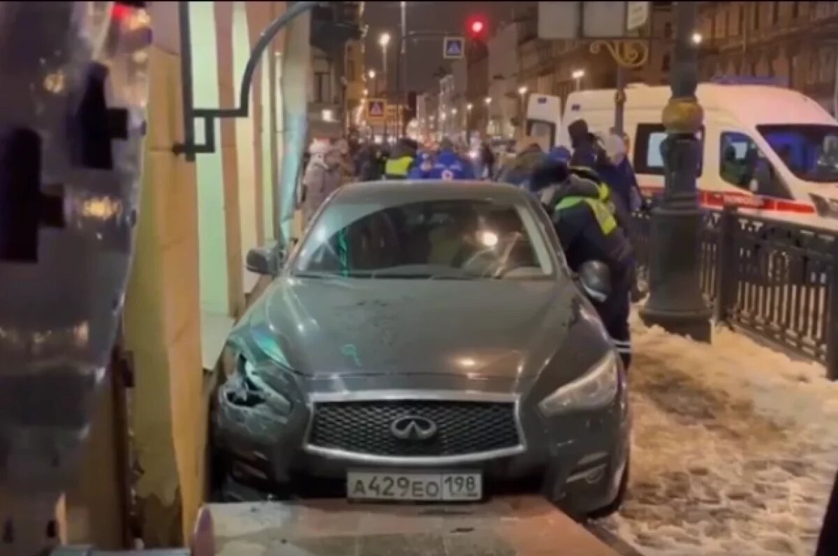    Иномарка певицы Нины Берзой влетела в тротуар в центре Петербурга