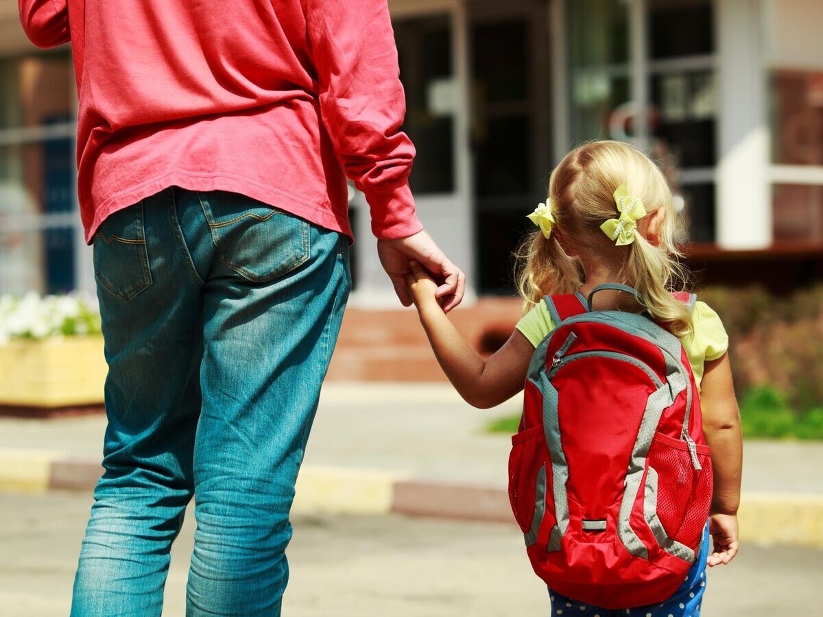    Отец и дочь держатся за руку© iStock.com / Nadezhda1906