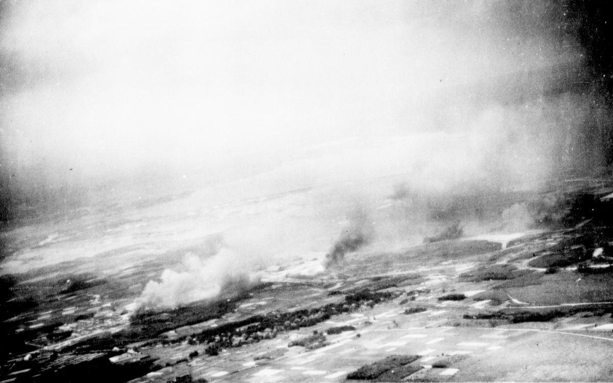 Пожары на аэродроме Мисава после ударов американской палубной авиации 9 августа 1945 года (фотография сделана с самолета авианосца CV-14 "Тикондерога").