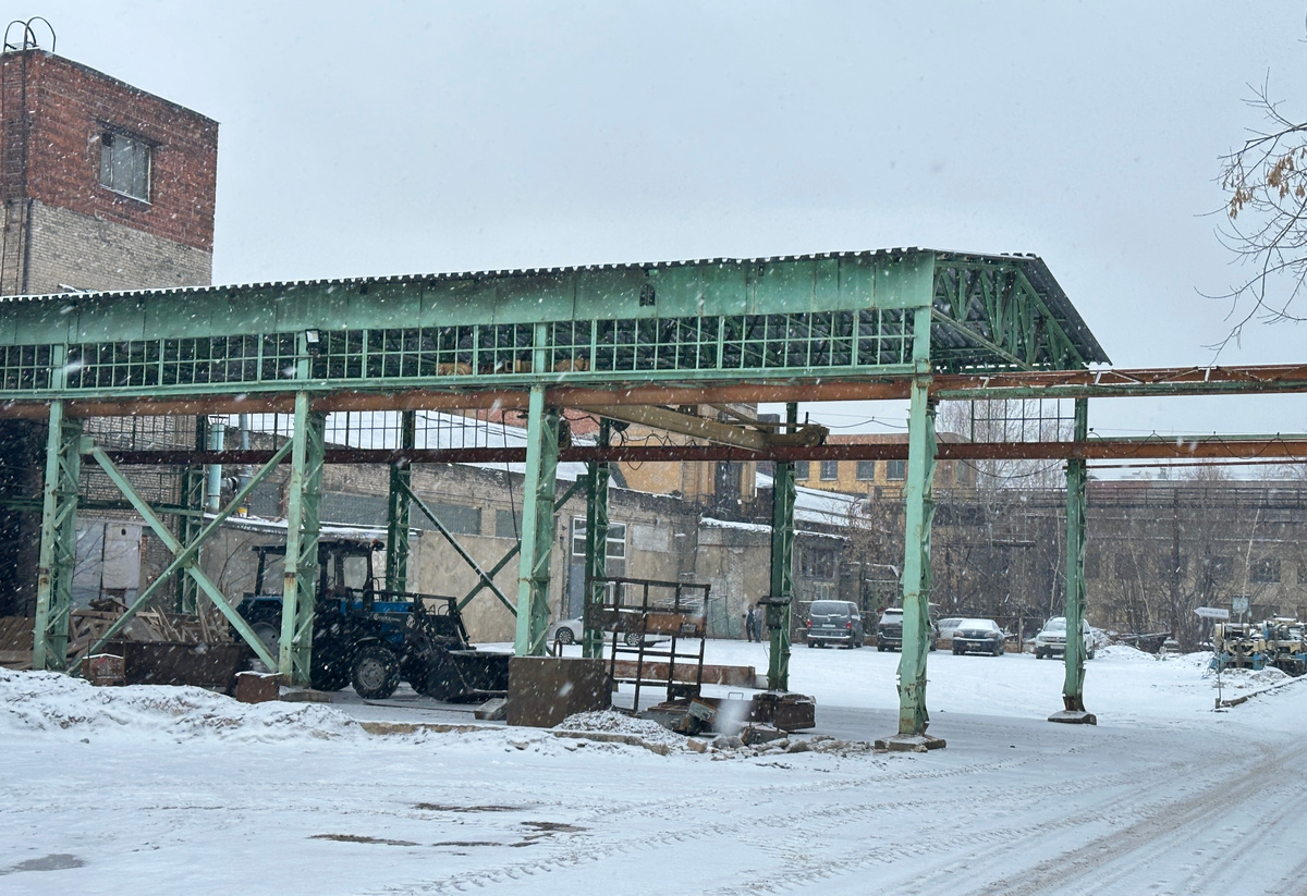 В центре снимка можно разглядеть белый переплет дверей в Центр.