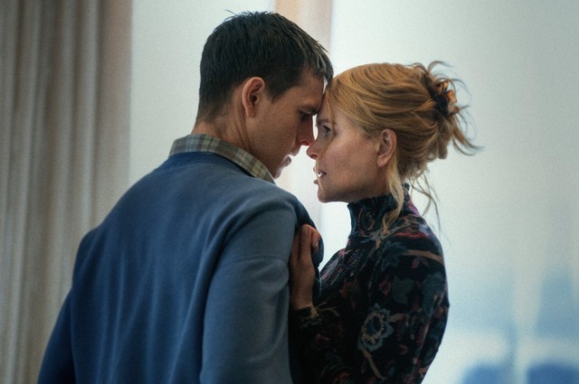    Харрис Дикинсон и Николь Кидман в ролевых сексуальных играх фильма "Плохая девочка". / Атмосфера кино