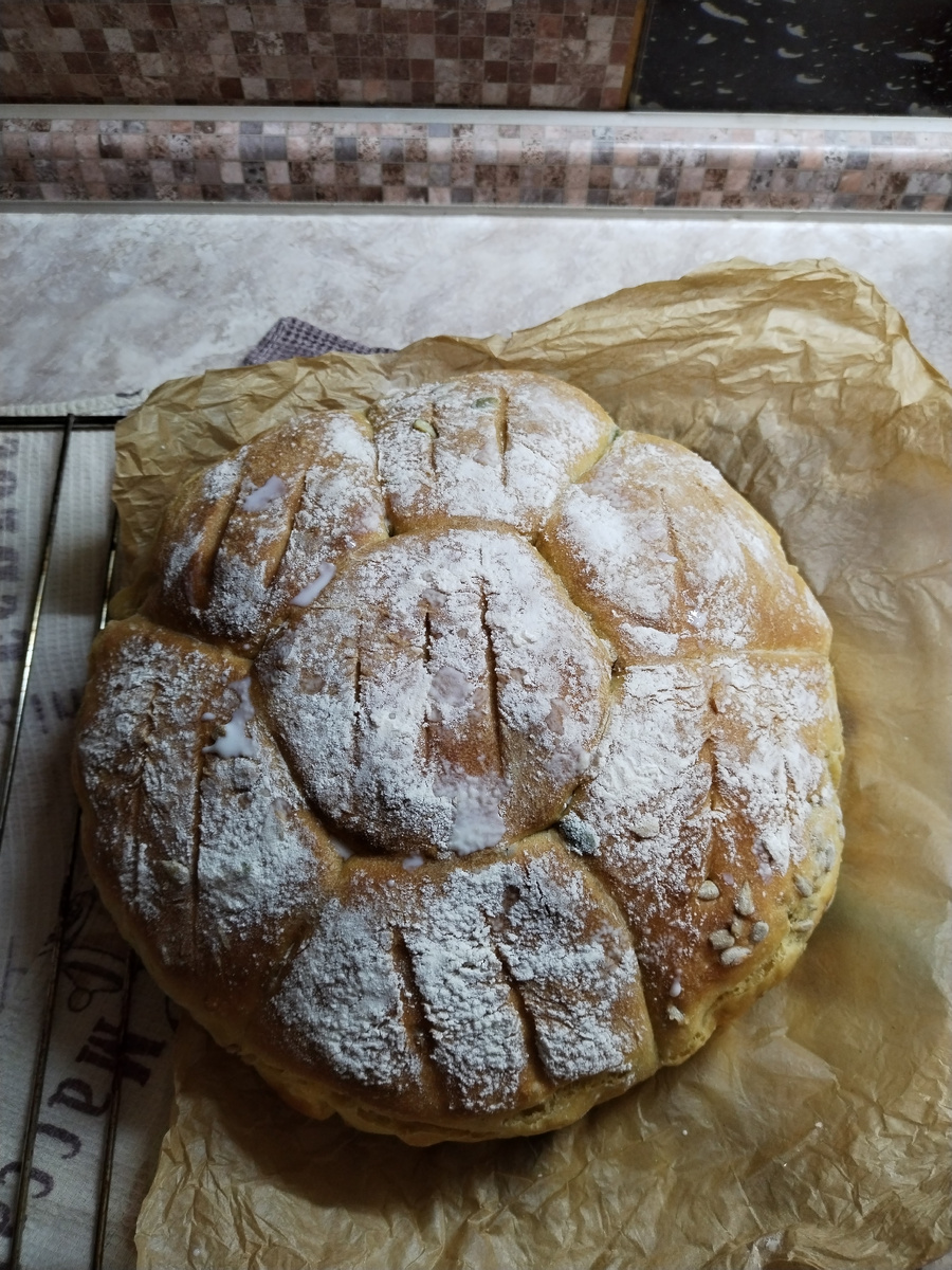 Хлеб испекла по принципу "ромашки" Коле просто булка, а  мои булки с семенами подсолнечника и тыквы. Хлеб заводила на тыквенном соке.