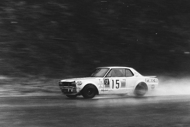 Кунимицу на своём Скайлайн в дождь