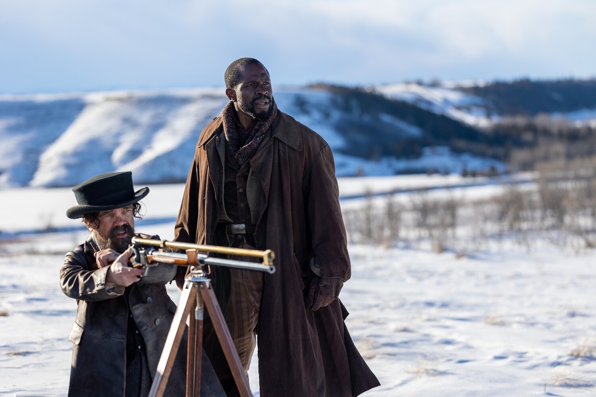 Питер Динклэйдж и Гбенга Акиннагбе в кадре фильма "Чаща"