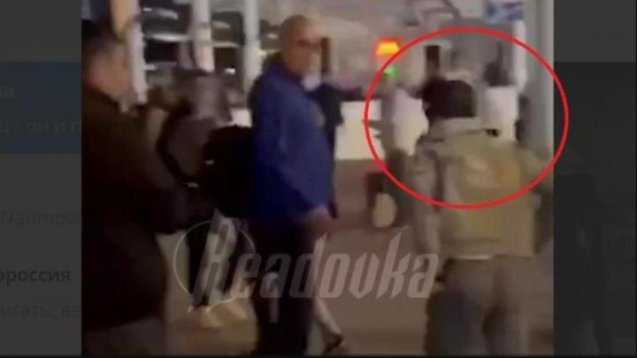 Хулигана не могли остановить даже взрослые. Скрин канала "Ридовка"