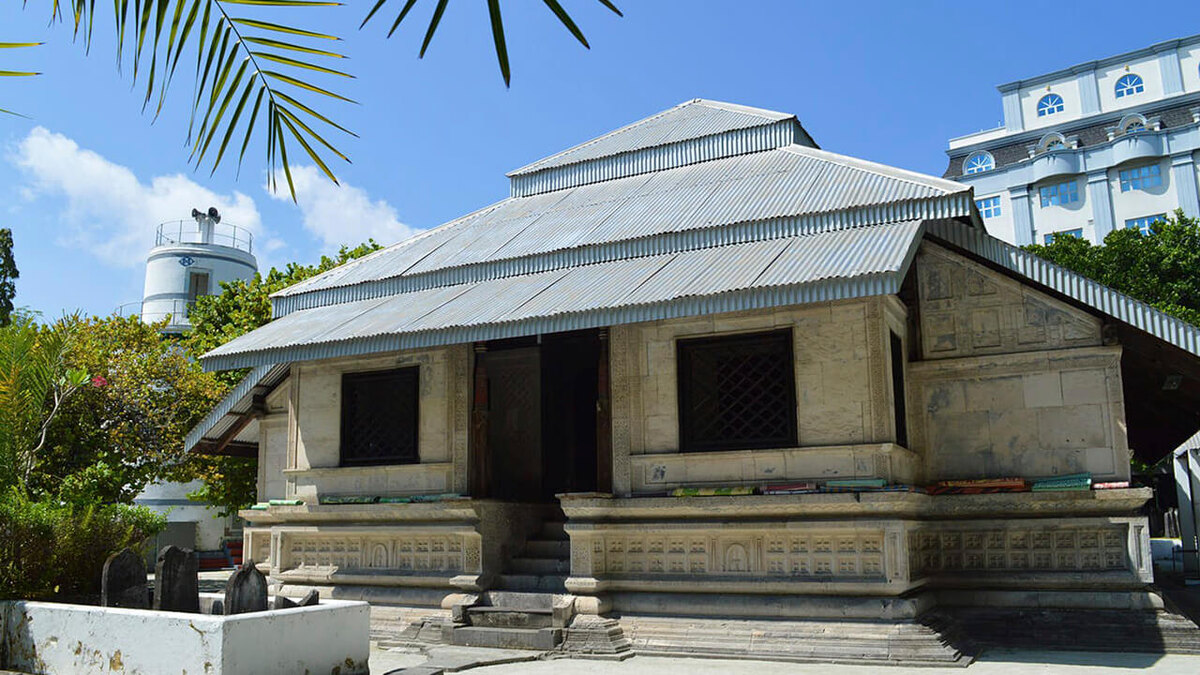 Сначала Hukuru Miskiiy была покрыта крышей из кокосовой соломы, но впоследствии ее заменили на металлическую