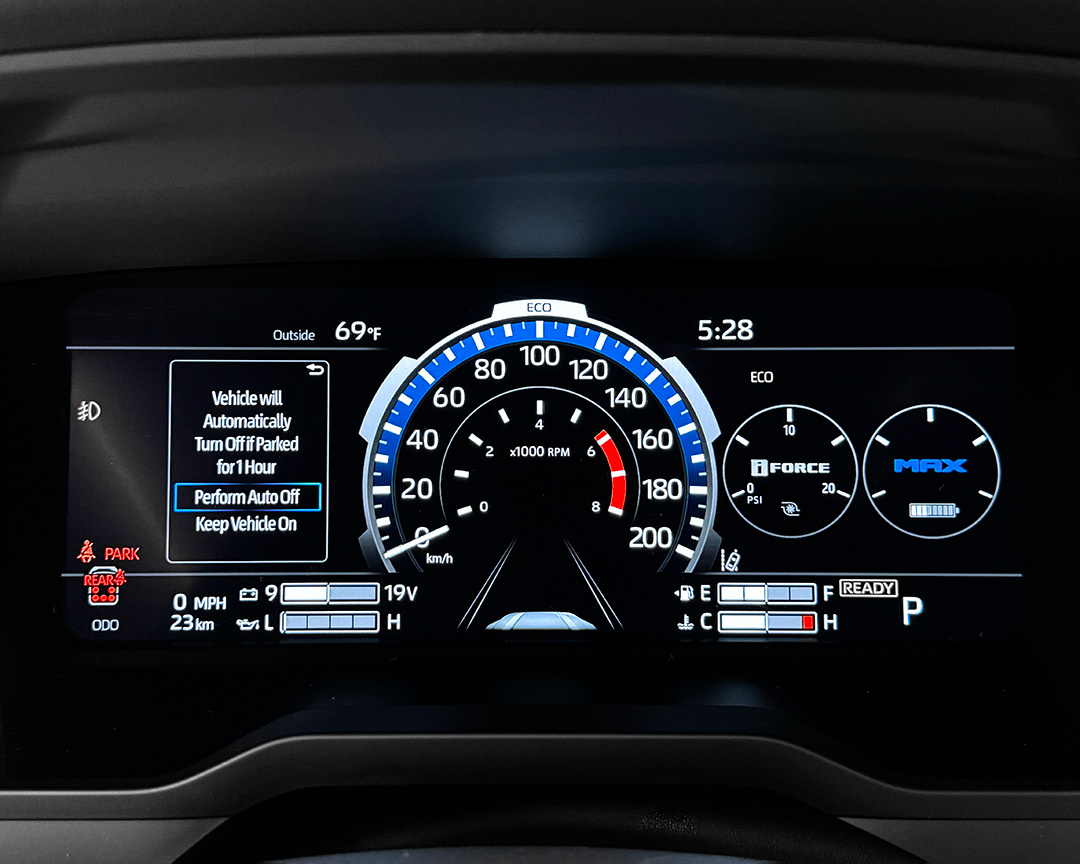 Приборная панель Toyota Sequoia. Справа находится индикатор заряда батареи.
