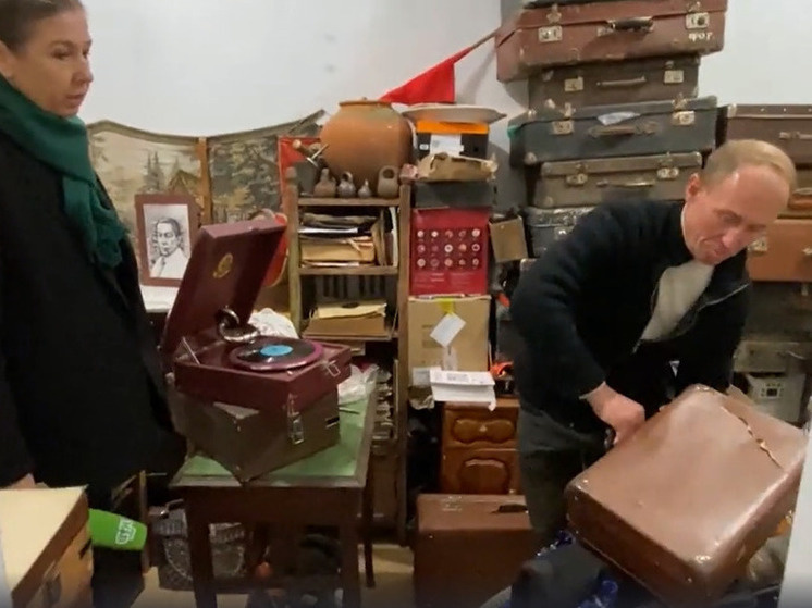     Экскурсию для журналистов по музею провёл его основатель, тамбовчанин Фёдор Фирсов. Фото: скриншот видеосюжета телеканала НТВ.