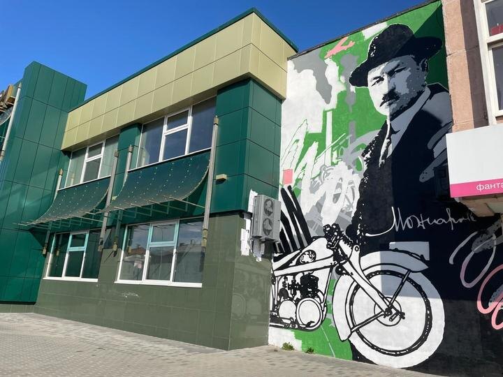     В областном центре в прошлом году торжественно открыли мурал, посвящённый знаменитому земляку и изобретателю Петру Можарову. Фото: "МК в Тамбове".