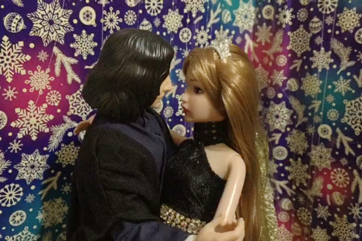 Наши новые преподаватели тоже любят танцевать. Говорят, что профессор Снейп очень строгий.