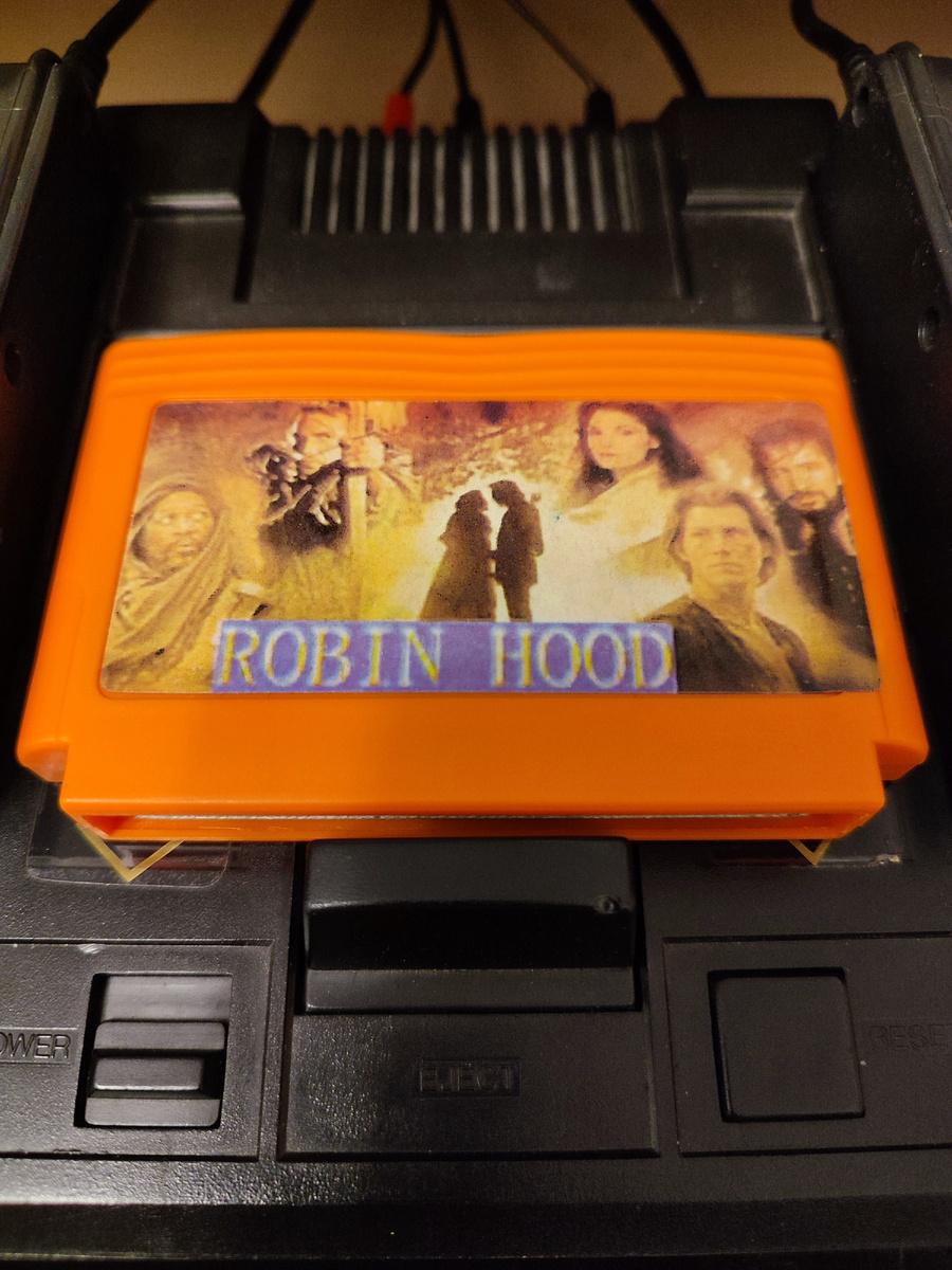 Фото сделаны мной. На фото игра "Robin Hood". Оригинал игры "Super Robin Hood" был разработан Oliver Twins (Эндрю Николас Оливер и Филип Эдвард Оливер) и издан Codemasters Software Company Limited в 1986г. для Amstrad CPC, а так же для других систем ZX Spectrum, Commodore 64, Atari ST, Amiga и NES. Игра переработана Codemasters для NES в 1993г. и выпущена под названием "Robin Hood: Legend Quest". Фото демонстрирует начальную заставку игры, а так же общий визуальный фон игры. Подробнее об этом рассказано в статье. Все материалы принадлежат правообладателям и размещены исключительно в информационных целях.