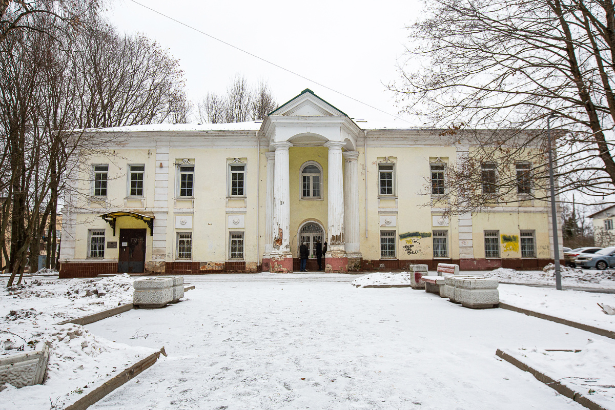 Главный дом усадьбы Воскресенское (Воскресенки, Птичное). Посёлок Птичное, Новомосковский административный округ, Москва. Фото автора статьи 