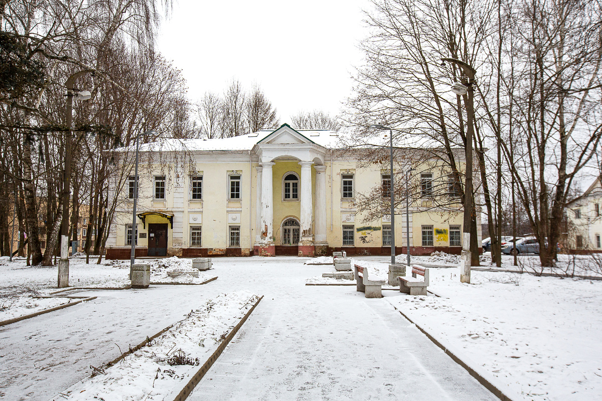 Главный дом усадьбы Воскресенское (Воскресенки, Птичное). Посёлок Птичное, Новомосковский административный округ, Москва. Фото автора статьи