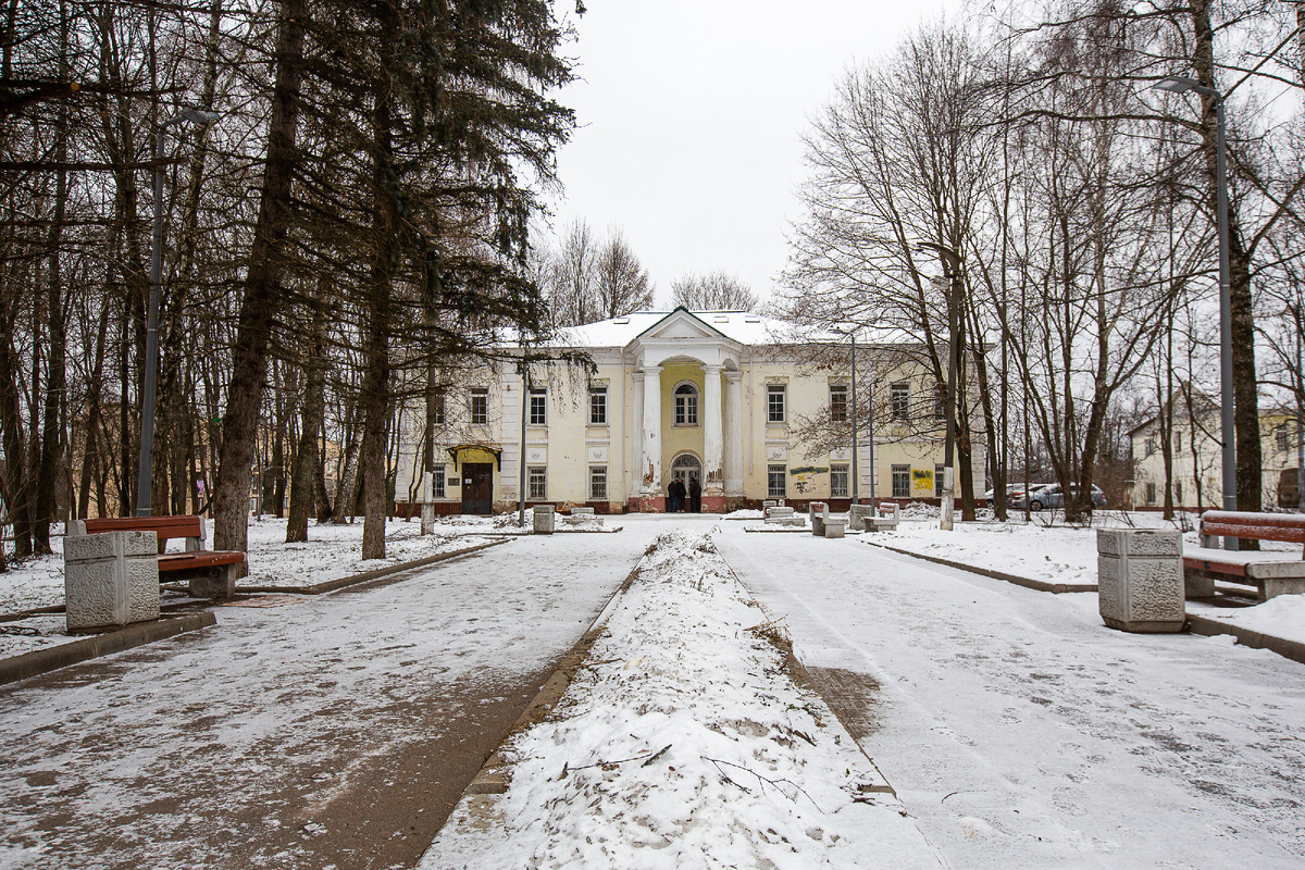 Главный дом усадьбы Воскресенское (Воскресенки, Птичное). Посёлок Птичное, Новомосковский административный округ, Москва. Фото автора статьи (ещё 2 фото, листайте галерею)