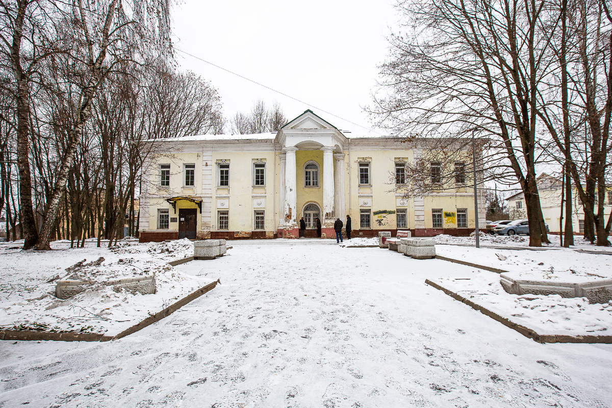 Главный дом усадьбы Воскресенское (Воскресенки, Птичное). Посёлок Птичное, Новомосковский административный округ, Москва. Фото автора статьи (ещё 1 фото, листайте галерею)