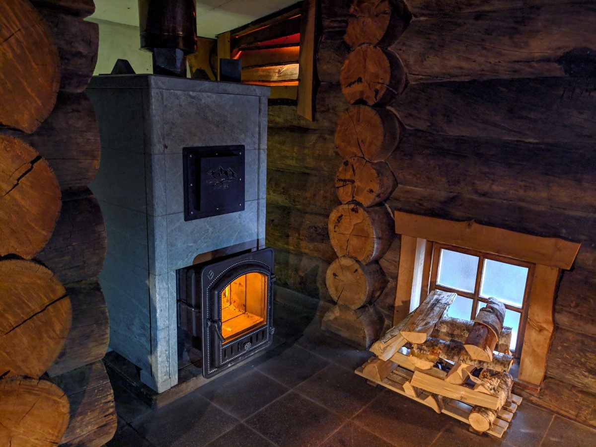 Банная печь Эверест в облицовке из натурального камня