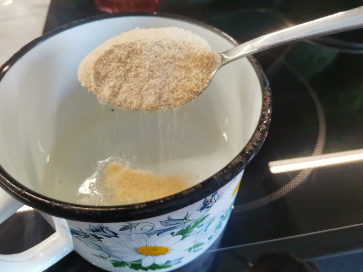 Всыпать желатин в кипяток. 