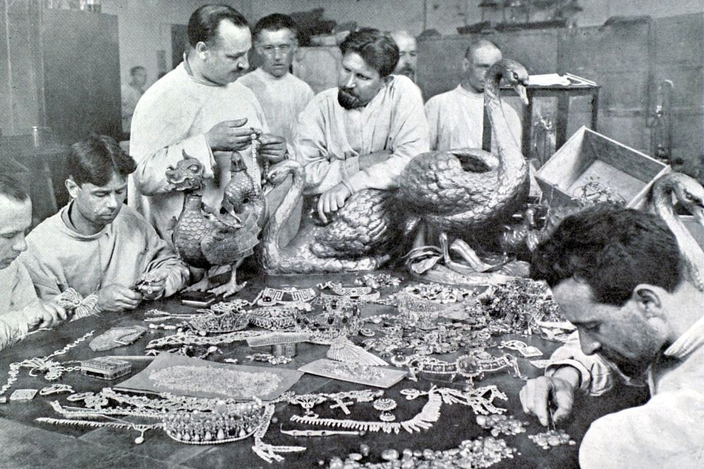 Гохран разбирает сокровища Романовых. 1920-е