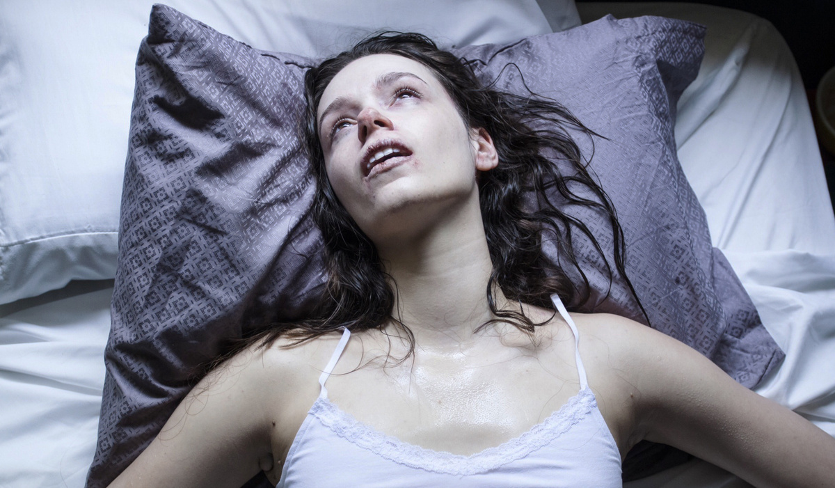 Кадр из фильма «Starry Eyes». Режиссер: Кевин Колш. Производство: Dark Sky Films, Parallactic Pictures, Snowfort Pictures, Title Media