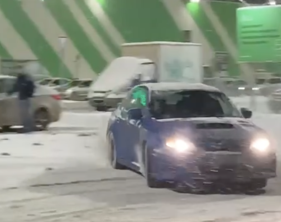 Шёл 2021 год и мы беззаботно дрифтили на парковках:)