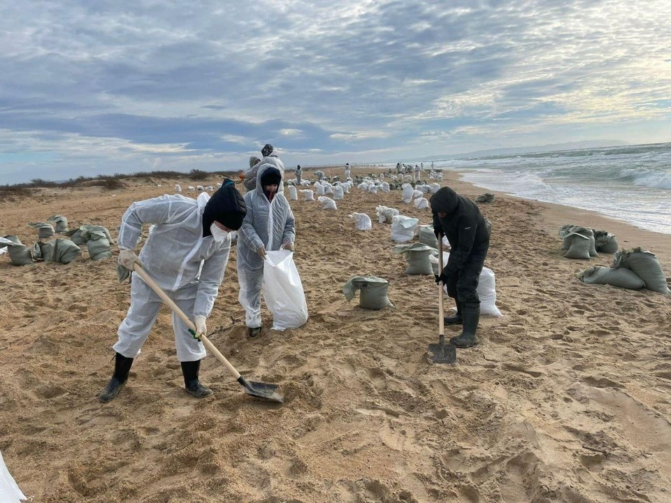    Уборка мазута. Фото: Оперативный штаб Краснодарского края.